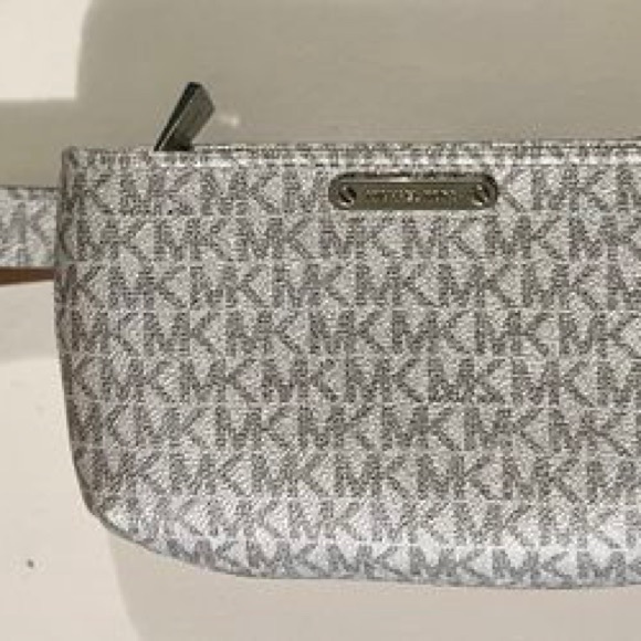 🔸NWT🔸Michael Kors Adjustable Waist belt Bag- silver/grey size S/M - Picture 10 of 15